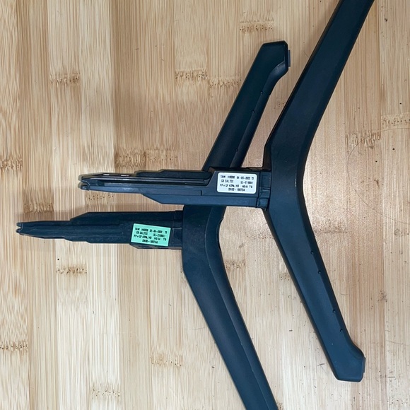 Samsung tv legs. Part number BN96 - Picture 6 of 6